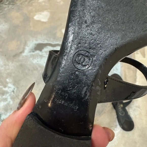 CHANEL Black Patent Leather CC Toe Ring Sandals size 37 - Picture 7 of 7